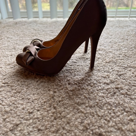 Badgley Mischka Mocha Brown Satin Pumps With Bow and Crystal Toe Size 6.5 - Picture 6 of 10